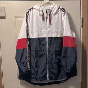 Gently used Tommy Hilfiger large raincoat 100% polyester. Size xl